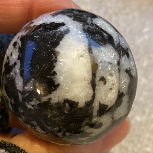 4 piece stone mushroom carvings, 2 large black & white, 2 smaller tan & white. - Picture 12 of 16